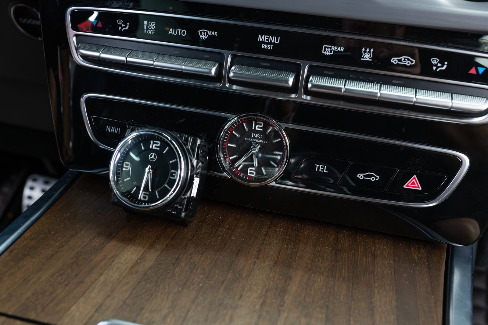 Second image of IWC Schaffhausen Аналогов Часовник